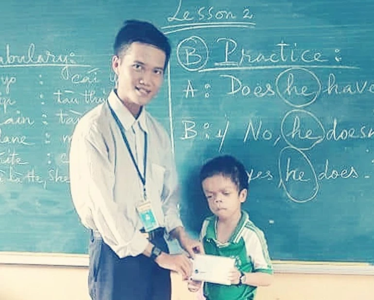 Giúp đỡ em sinh viên nghèo mổ mắt